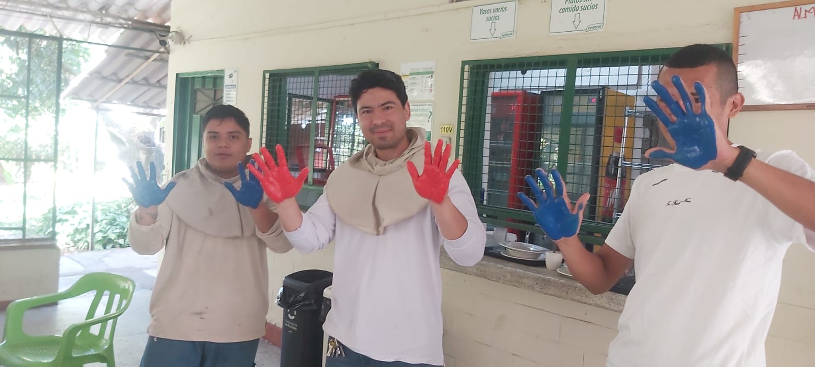 Estudiantes participando en taller práctico